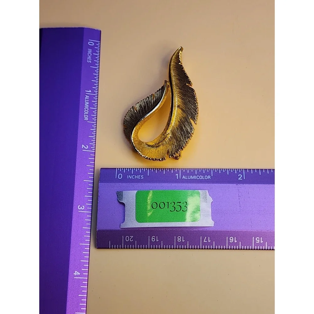 65 Yr Old Vtg SARAH COVENTRY Brooch Pin Brushed‎ Gold Tone Feather Leaf Textured